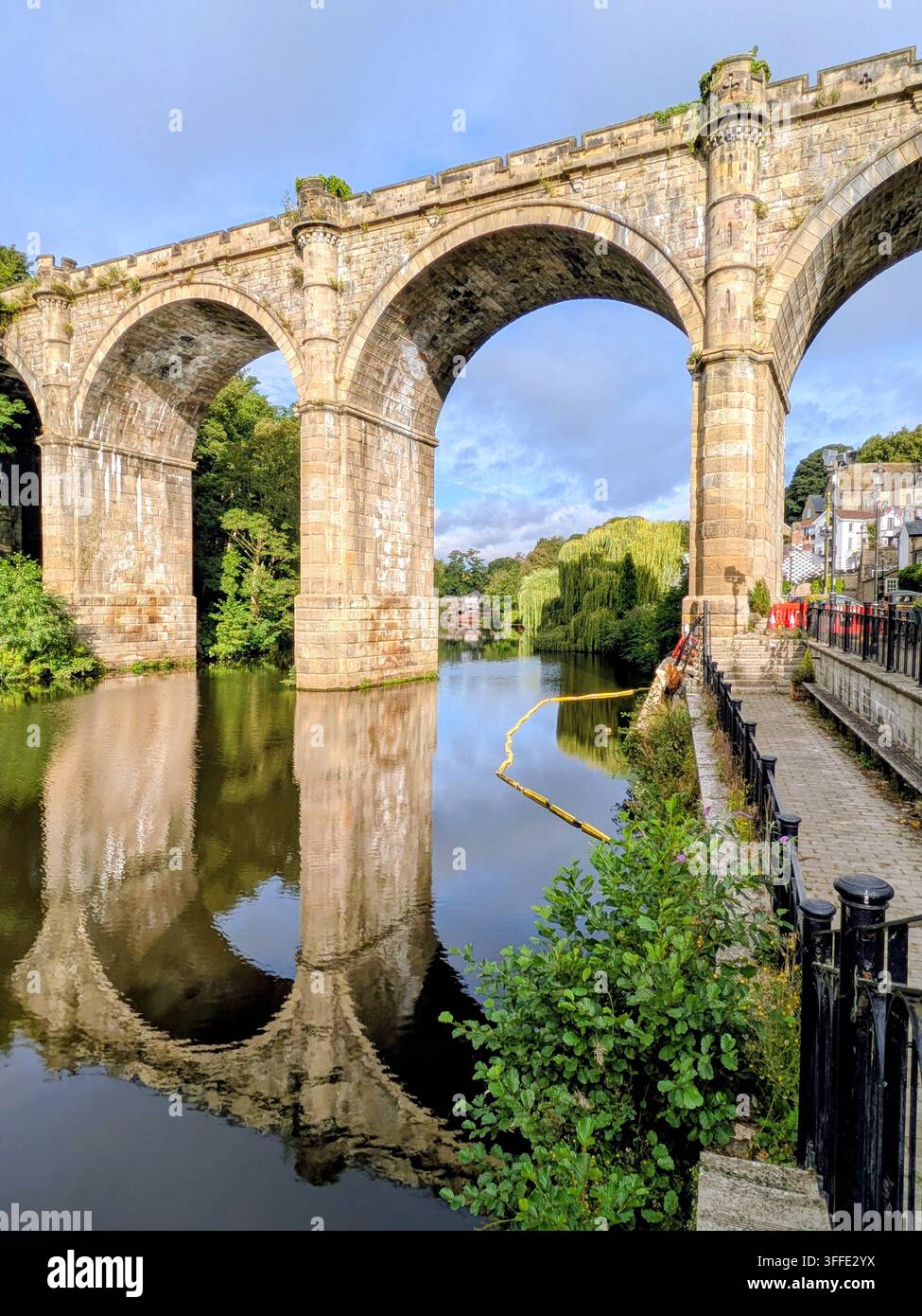 Knaresborough-Brücke, die sich im Fluss Nidd spiegelt Stockfoto