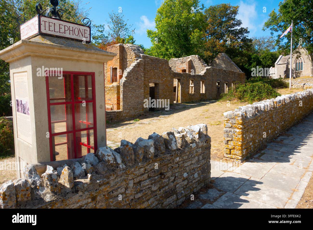 Leere Hütten und alte Telefonzelle aus den 1940er Jahren, Dorf Tyneham, Dorset, im Dezember 1943 evakuiert, damit das Trainingsgebiet der britischen Armee erweitert werden konnte. Stockfoto