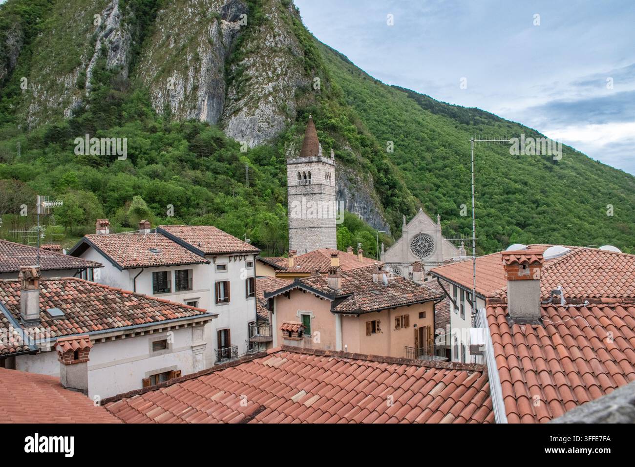 die bezaubernde italienische Stadt Gemona del Friuli, die in der Region Friaul-Venezia Giulia liegt. Stockfoto