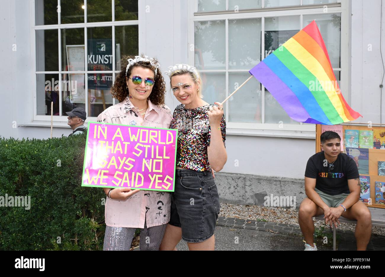 Pride-Parade in Bad Ischl im oberösterreichischen Salzkammergut, fotografiert am 29.08.26. Das Bild zeigt Teilnehmerinnen an der Pride Parade mit der Queer-Fahne und einem Transparent mit der Aufschrift In a wolrd that still says no, we said yes 2026 - Pride-Parade in Bad Ischl im oberösterreichischen Salzkammergut, am 29.08.26 *** Pride Parade in Bad Ischl in der Salzkammergut-Region von Oberösterreich, fotografiert am 29. August 2026. Das Foto zeigt Teilnehmer der Pride Parade mit der Queer-Flagge und einem Banner mit der Aufschrift In einer Welt, die immer noch nein sagt, sagen wir ja. 2026 Pride Parade in Ba Stockfoto