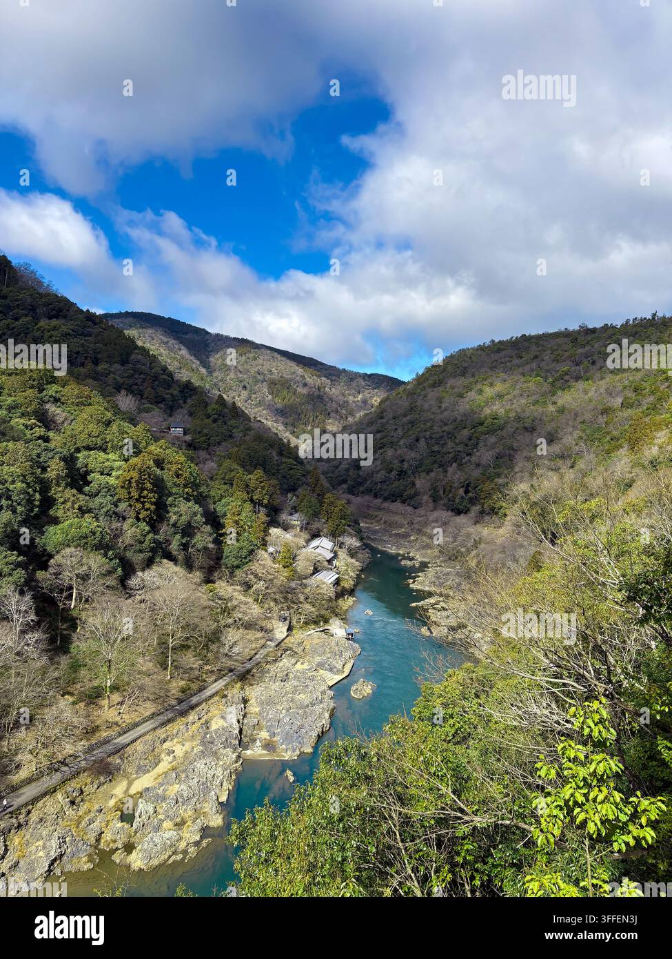 Maleriisches Hozu-Flusstal und Berge in Arashiyama Kyoto - Smartphone-aufgenommenes Stockfoto