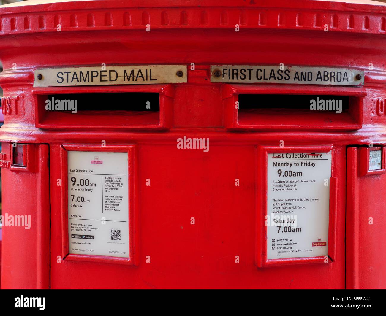 Rote Royal Mail-Säulenbriefkasten mit zwei Briefschlitzen, London, UK Stockfoto
