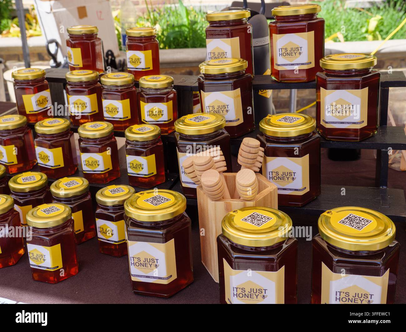 Gläser von It's Just Honey auf einem Stand am Duck Pond Market in Richmond, London, UK Stockfoto