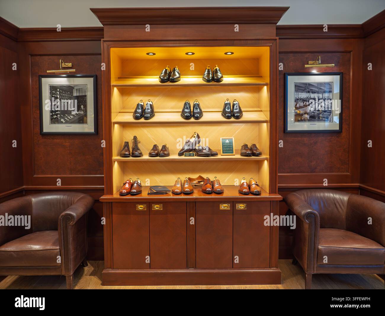 Inisde Crockett and Jones englischer Herren-Lederschuh-Handwerksladen, Knightsbridge, London, UK Stockfoto
