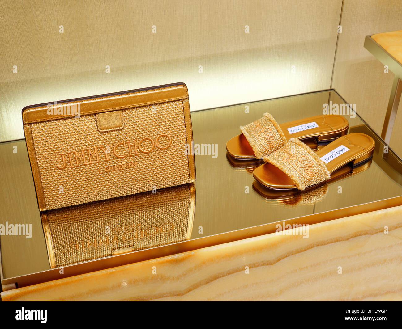 Jimmy Choo Damen-Schuhe und Handtasche in Harrods, London, UK Stockfoto