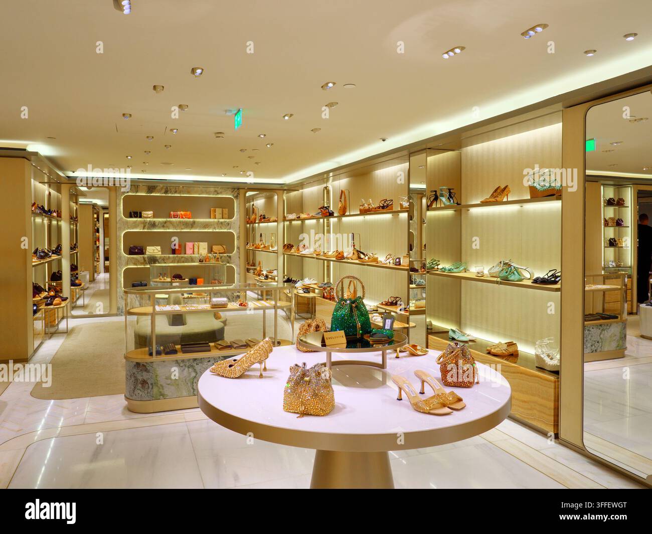 Jimmy Choo Schuhe und Handtaschen Mode-Konzessionsshop-Auslage in Harrods, London, UK Stockfoto