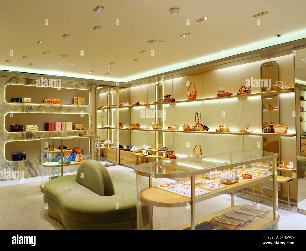 Jimmy Choo Mode-Konzessionsgeschäftsdisplay in Harrods, London, UK Stockfoto