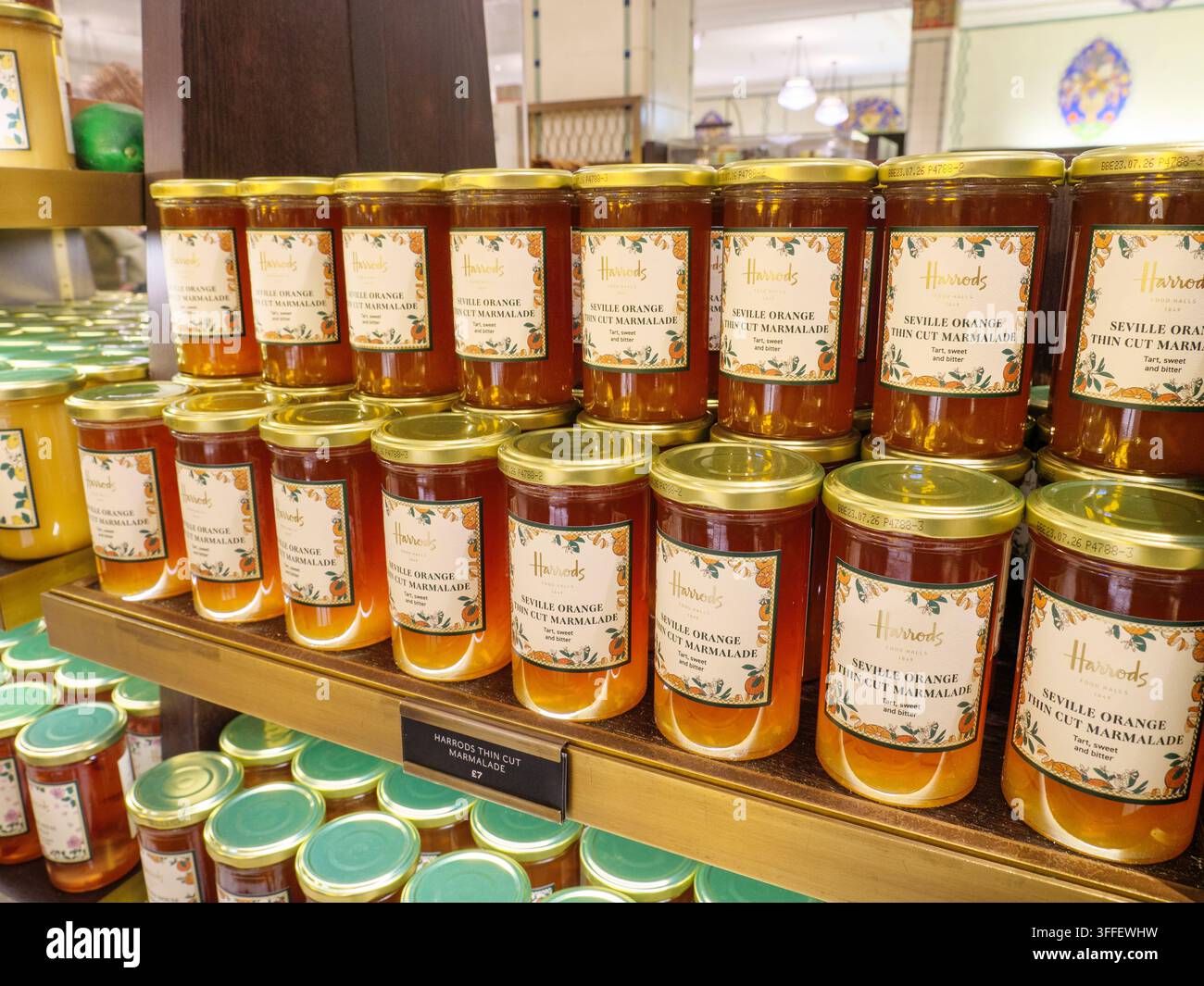Nahaufnahme von Gläsern mit Sevillaner Orangenmarmelade in der Harrods Food Hall, London, UK Stockfoto