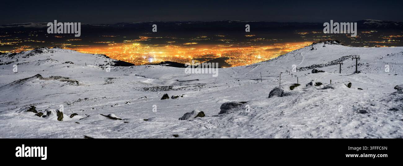 Stadtlichter, aufgenommen vom Schwarzen Gipfel Stockfoto
