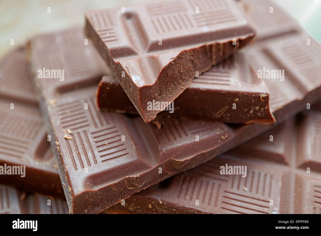 Nahaufnahme von dunklen Schokoladenstücken, erstklassiger kulinarischer Bestandteil zum Backen und für Ganache Stockfoto