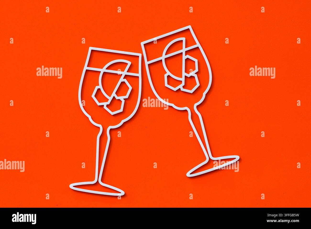 Stilisierte weiße Umrisse von zwei Cocktailgläsern mit Eiswürfeln an einer lebhaften orangefarbenen Wand, die Getränke, Feier und gesellschaftliche Ereignisse darstellen Stockfoto