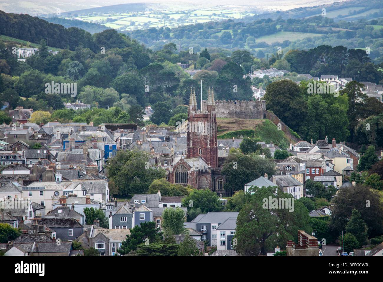 Erhöhte Ansicht über Totnes, Devon, mit St. Mary's Kirche und Totnes Castle, umgeben von der hügeligen Landschaft von South Devon. Stockfoto