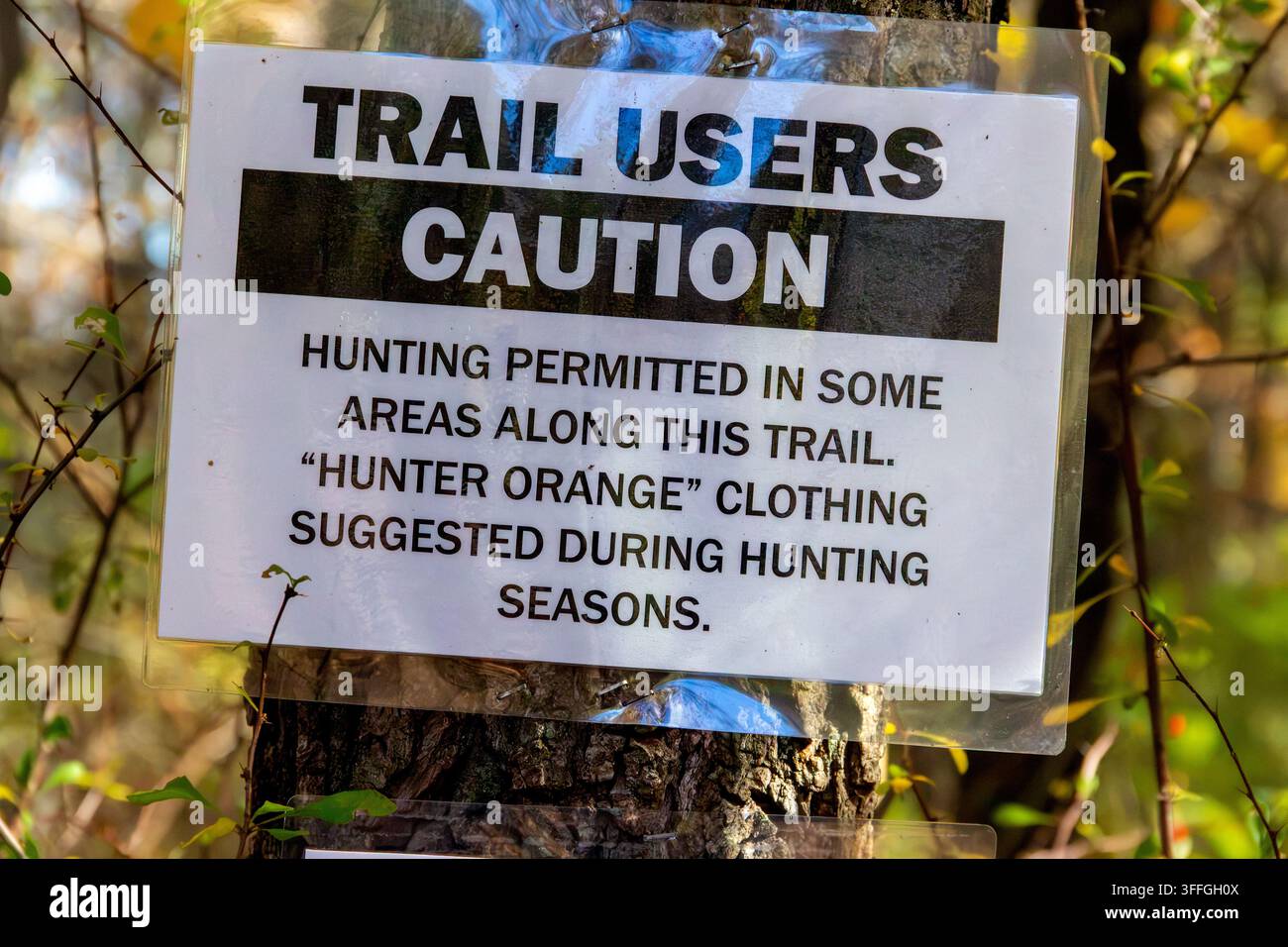 Warnschild, das Wanderern mitteilt, dass in einigen Bereichen entlang des Weges während der festgelegten Jagdsaison an der Patriots Trail in Black River die Jagd erlaubt ist Stockfoto