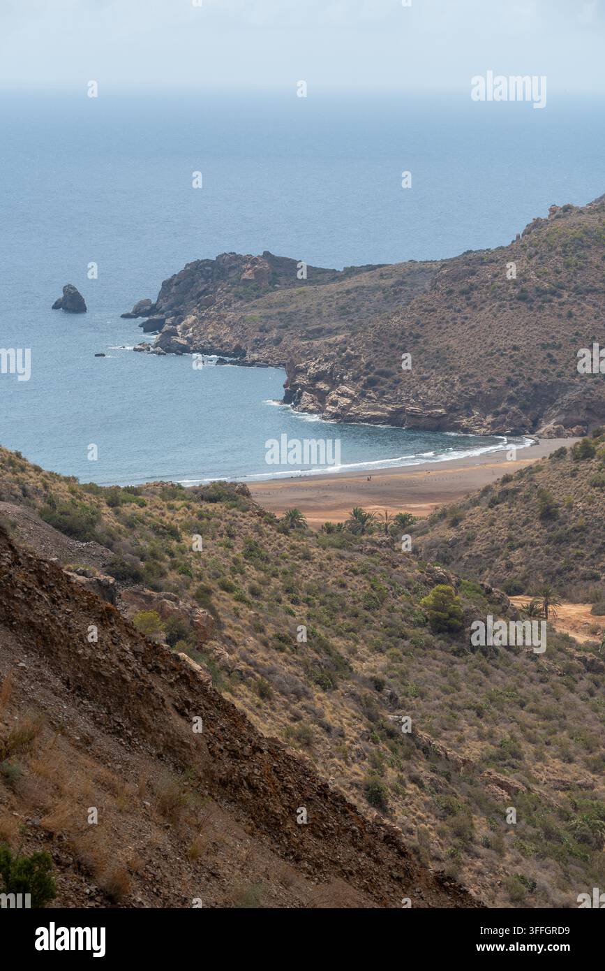 El Gorguel Beach am Mittelmeer, gesehen von hoch oben in den Portman Hills in der Region Murcia, Spanien. Sierra Minera-Gebirgszug Stockfoto