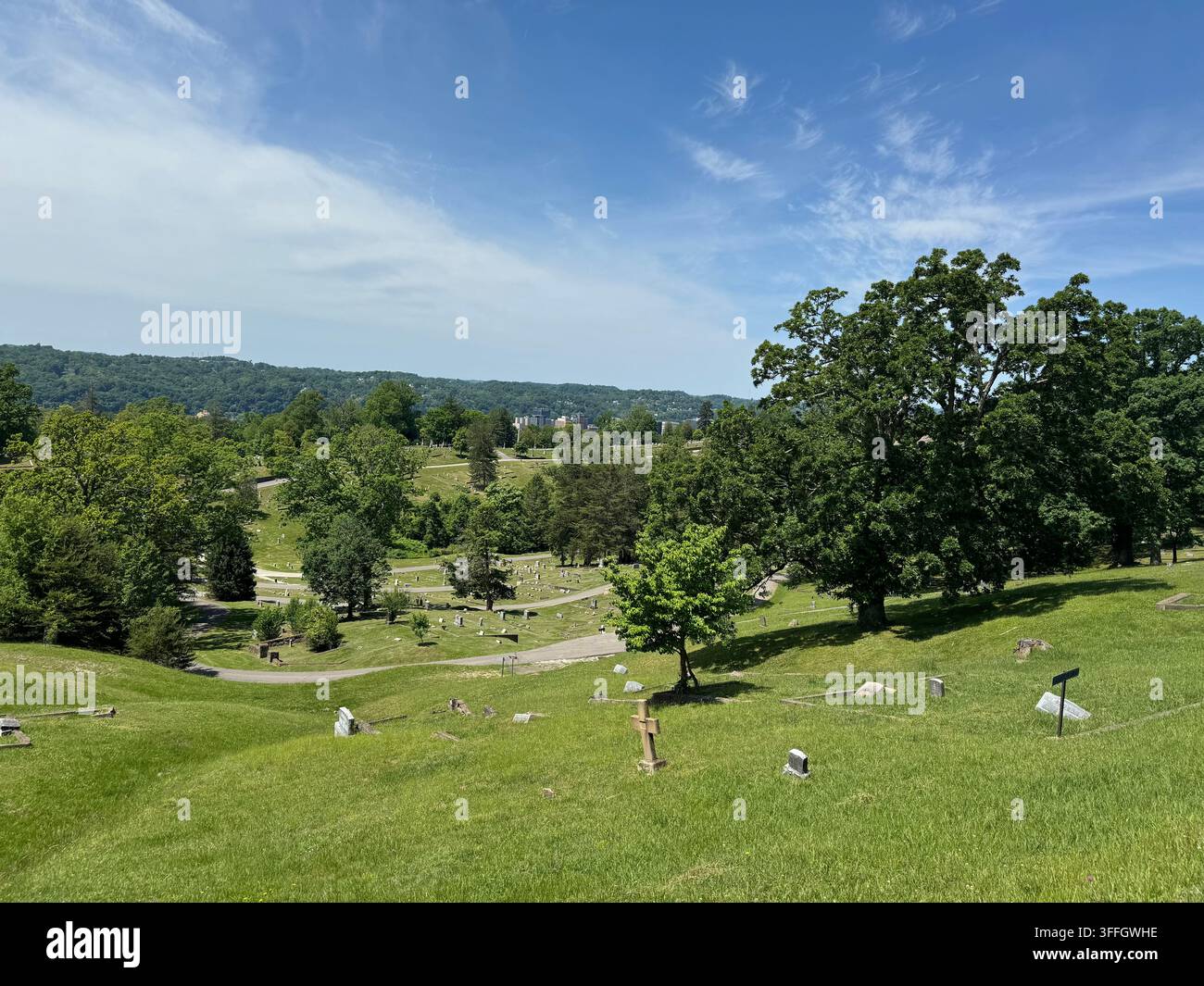 laufe oben auf dem östlichen Abschnitt des Spring Hill Friedhofs in Charleston, West Virginia, mit Blick auf die Grabstätten, sehr historischer Friedhof - Smartphone-aufgenommenes Stockfoto