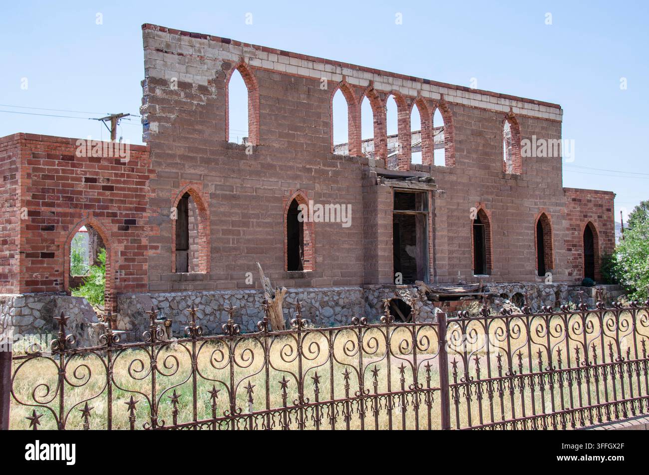 Alles, was von einem verlassenen historischen Gebäude in Van Horn, Texas, übrig geblieben ist, ist seine zweistöckige Fassade. Stockfoto