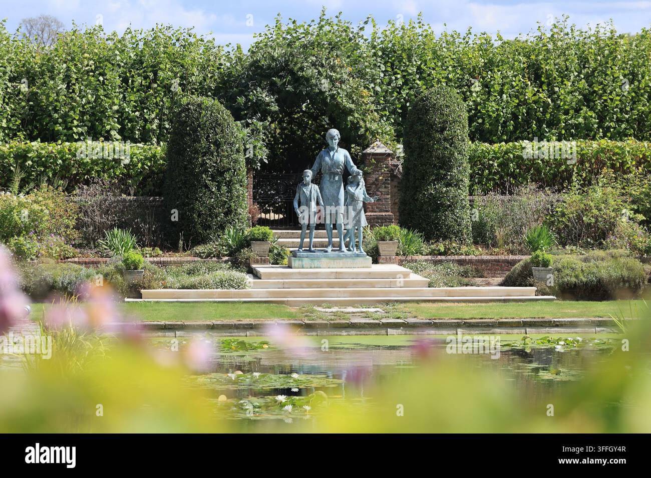 Statue der Prinzessin Diana, enthüllt von den Prinzen William & Harry anlässlich ihres 60. Geburtstags, im versunkenen Garten des Kensington Palace. Stockfoto