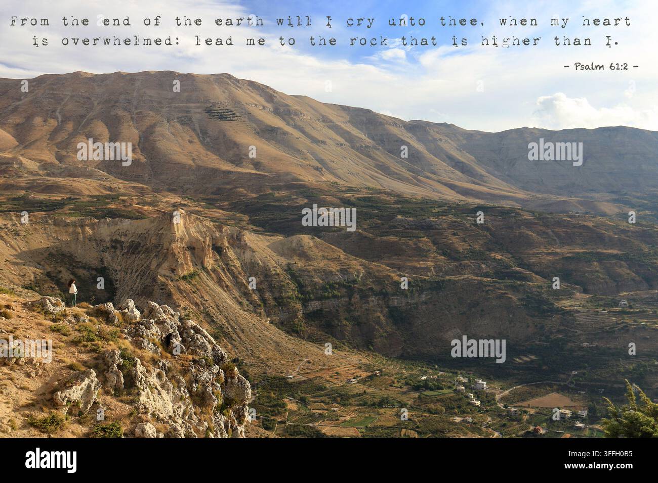 Eine Frau steht auf einer felsigen Klippe im nördlichen Libanon mit Psalm 61:2, Aus dem Ende der Erde werde ich zu dir rufen, wenn mein Herz überwältigt ist: l Stockfoto