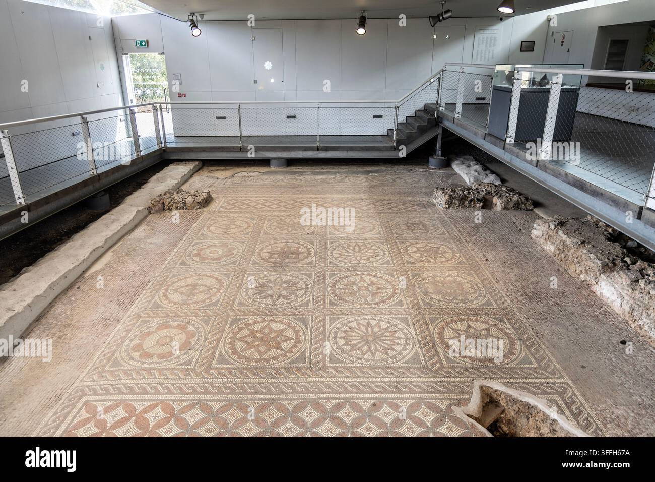 Römischer Mosaikboden mit Fußbodenheizung im Hypokaust- und Römermosaikgelände im Verulamium Park, St Albans, Hertfordshire, England Stockfoto