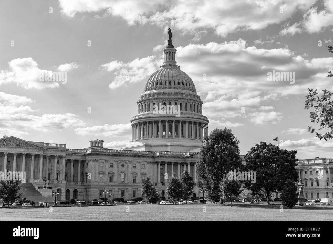 Senat und Haus in Washington DC, Capitol Dome. Historisches Kapitol unter der Nationalflagge. Die Kapitolkuppel als Symbol des Gesetzes. Washington Monument Stockfoto