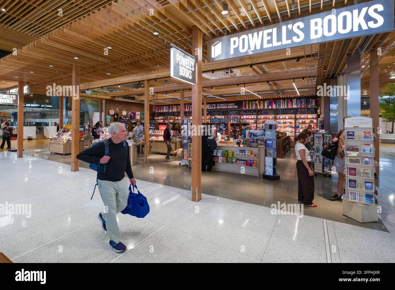 Revitalisierter Portland International Airport mit einer atemberaubenden Buchhandlung von Powell’s Books. Dieser moderne Raum ist Teil einer 2-Milliarden-Dollar-Renovierung, geleitet b Stockfoto