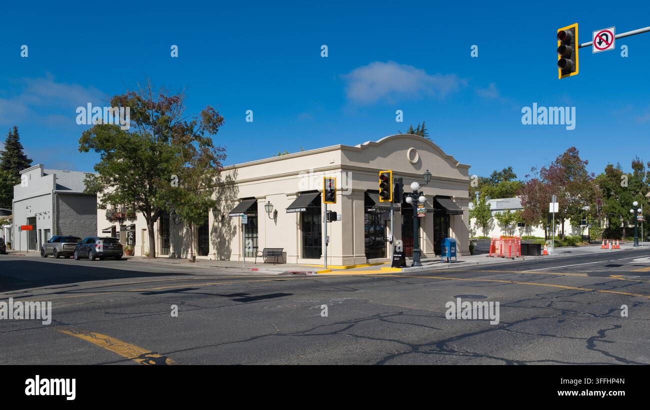 In St. Helena im Napa County, Kalifornien, gelegen, zeigt diese Ansicht die zentrale Kreuzung der Stadt. Die gepflegten Straßen sind gesäumt von niedrigen Ri Stockfoto