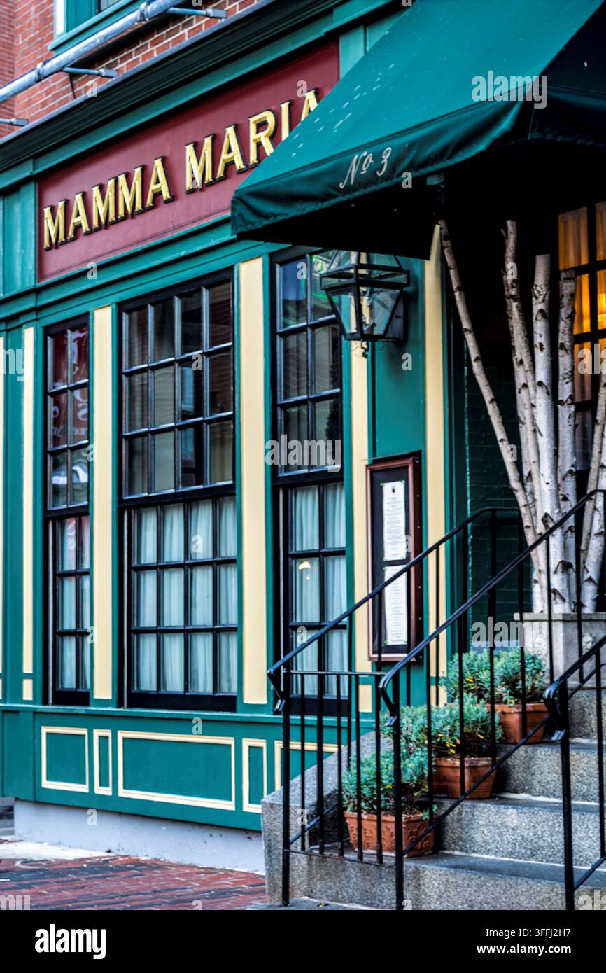 Vertikale Ladenfassade des Restaurants Mamma Maria mit grünem Vordach und Treppen im historischen North End von Boston, Massachusetts Stockfoto