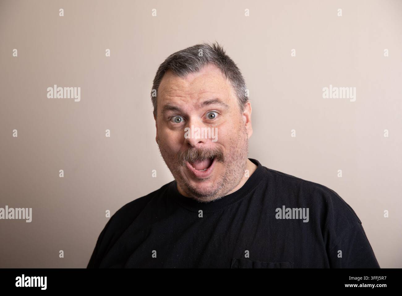 Mann zeigt übertriebene überraschte Miene Stockfoto