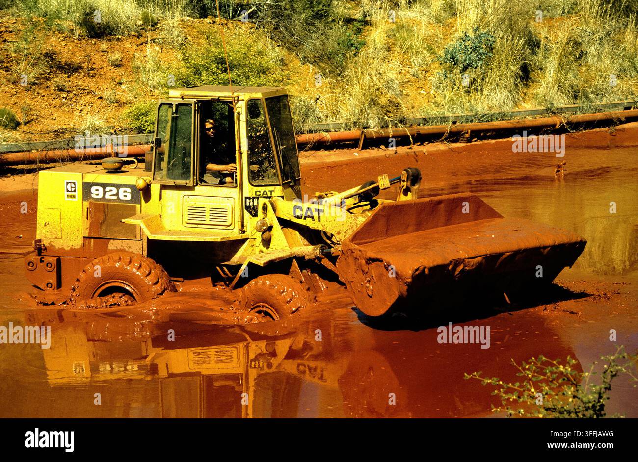 Cat 926-Lader entfernt Schlamm aus dem Eisenerz-Tailings-Damm, Tom Price, Pilbara, Nordwestaustralien. Stockfoto