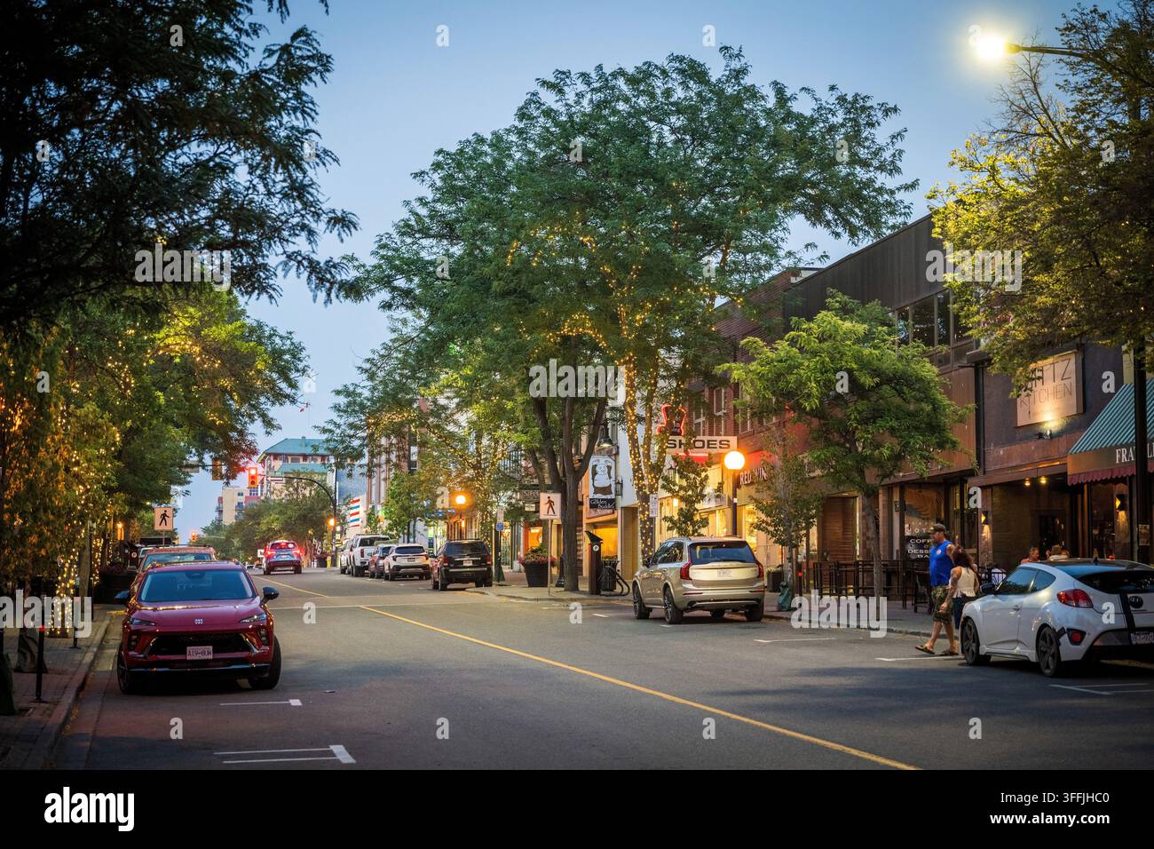 Victoria Street in Kamloops BC bei Einbruch der Dunkelheit. Kamloops BC, Kanada. Stockfoto