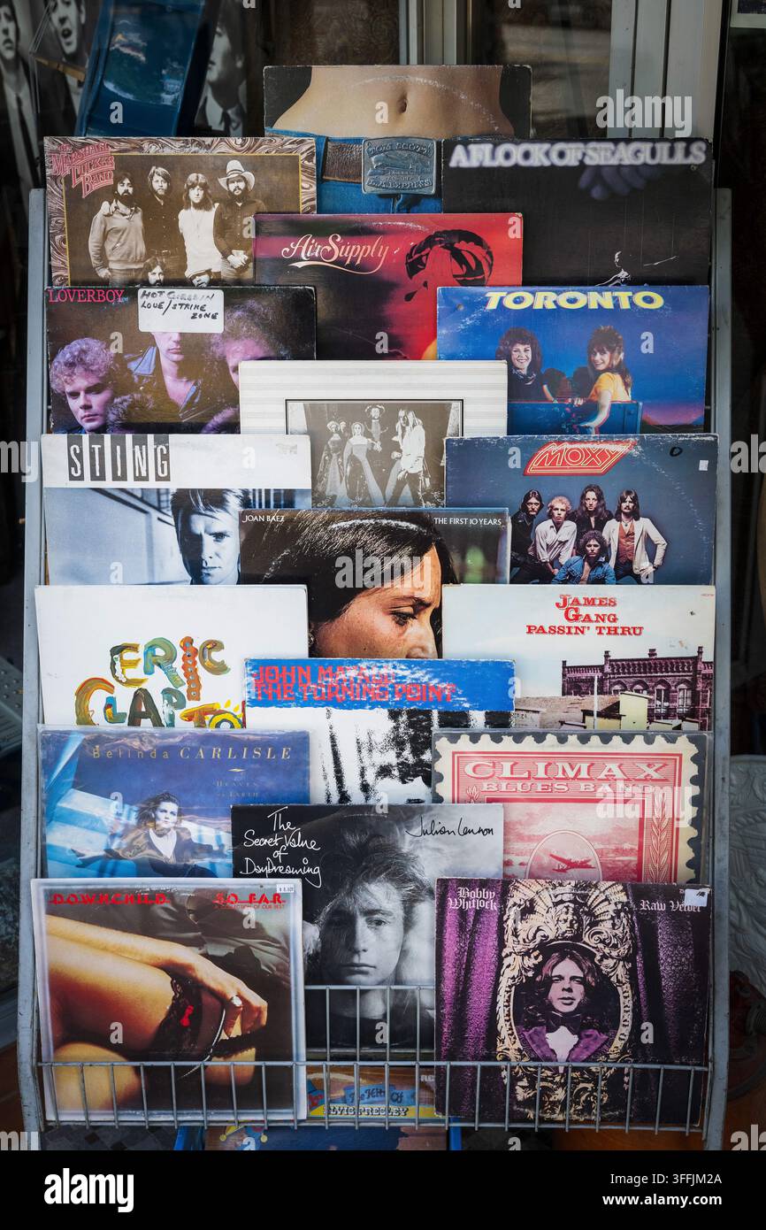 Eine Ausstellung alter LP-Plattencover. Vernon BC, Kanada. Stockfoto
