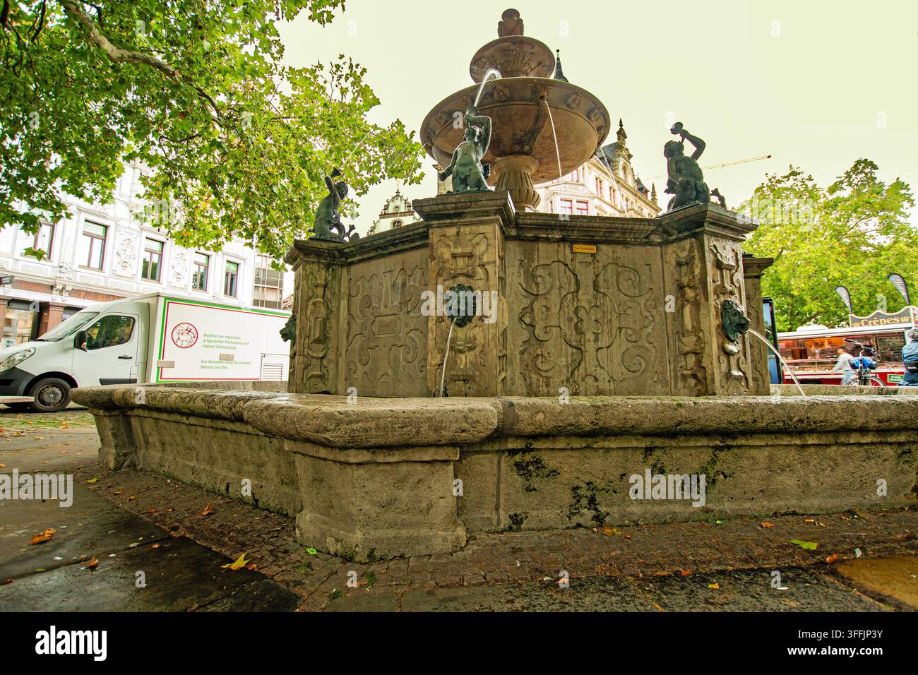 Braunschweig, Niedersachsen, Deutschland - 3. September 2026: Historischer Zierbrunnen mit Skulpturen und fließendem Wasser im Stadtzentrum. Stockfoto