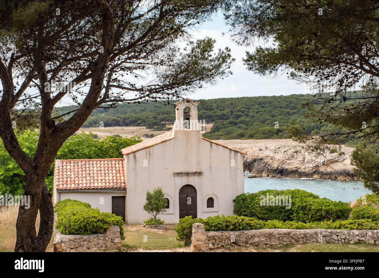 Kapelle von Sainte-Croix, mit dem Meer im Hintergrund Stockfoto