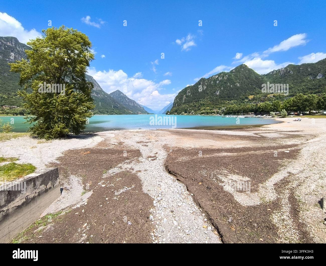 Panoramatische Ansicht eines trockenen Flussbetts am Ufer des Idrosees in Norditalien. Stockfoto