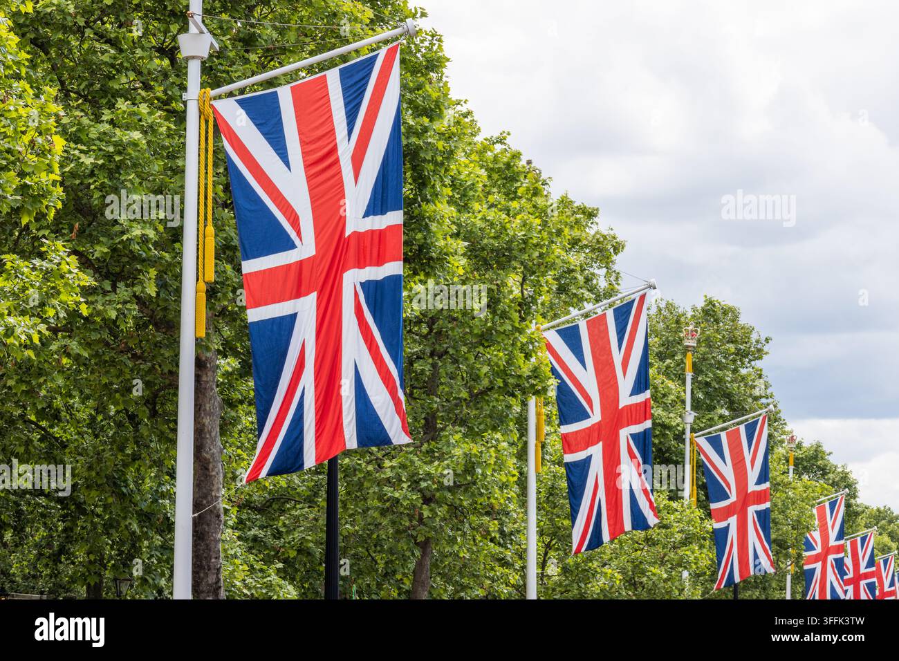 Reihe britischer Flaggen, die entlang der Straße in London hängen Stockfoto