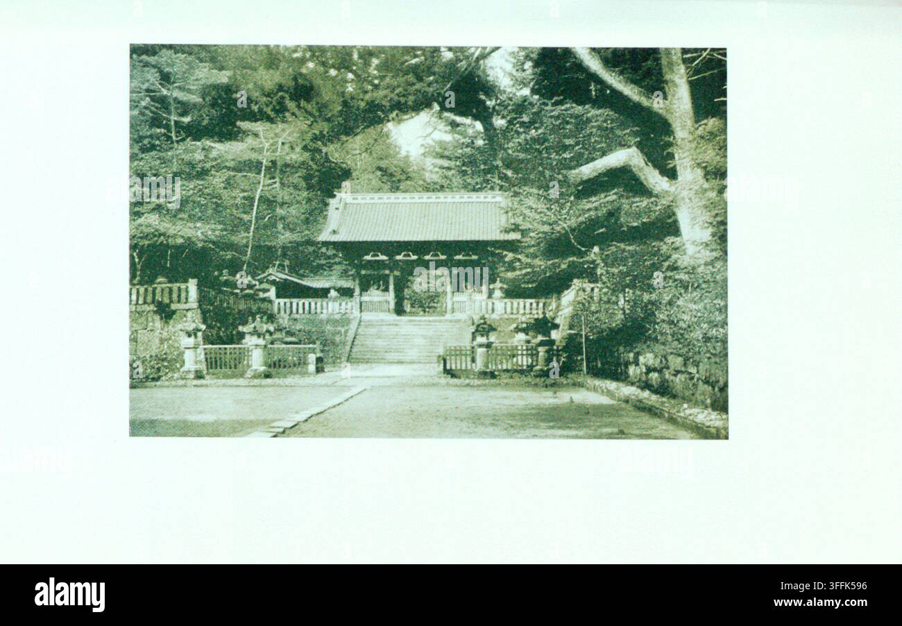 Kunst und Kultur Japans. Niomon Iyemitsu-Tempel in Nikko. 1904 Diese evokative Sepiafotografie zeigt die feierliche Pracht des Niōmon (Deva-Tor) am Iyemitsu-Mausoleum in Nikkō, dem Ruhestätte von Tokugawa Iyemitsu, dem dritten Shogun der Tokugawa-Dynastie. Inmitten des weitläufigen Tōshōgū- und Taiyū-in-Tempelkomplexes in den bergigen Wäldern von Nikkō gelegen, verkörpert diese Struktur die harmonische Verschmelzung von religiöser Ehrfurcht, architektonischer Meisterschaft und tiefer Shinto-buddhistischer Symbolik. In der Mitte der Komposition erhebt sich das Niōmon-Tor in stattlicher Prominenz. Sein Ziegeldach, flankiert Stockfoto