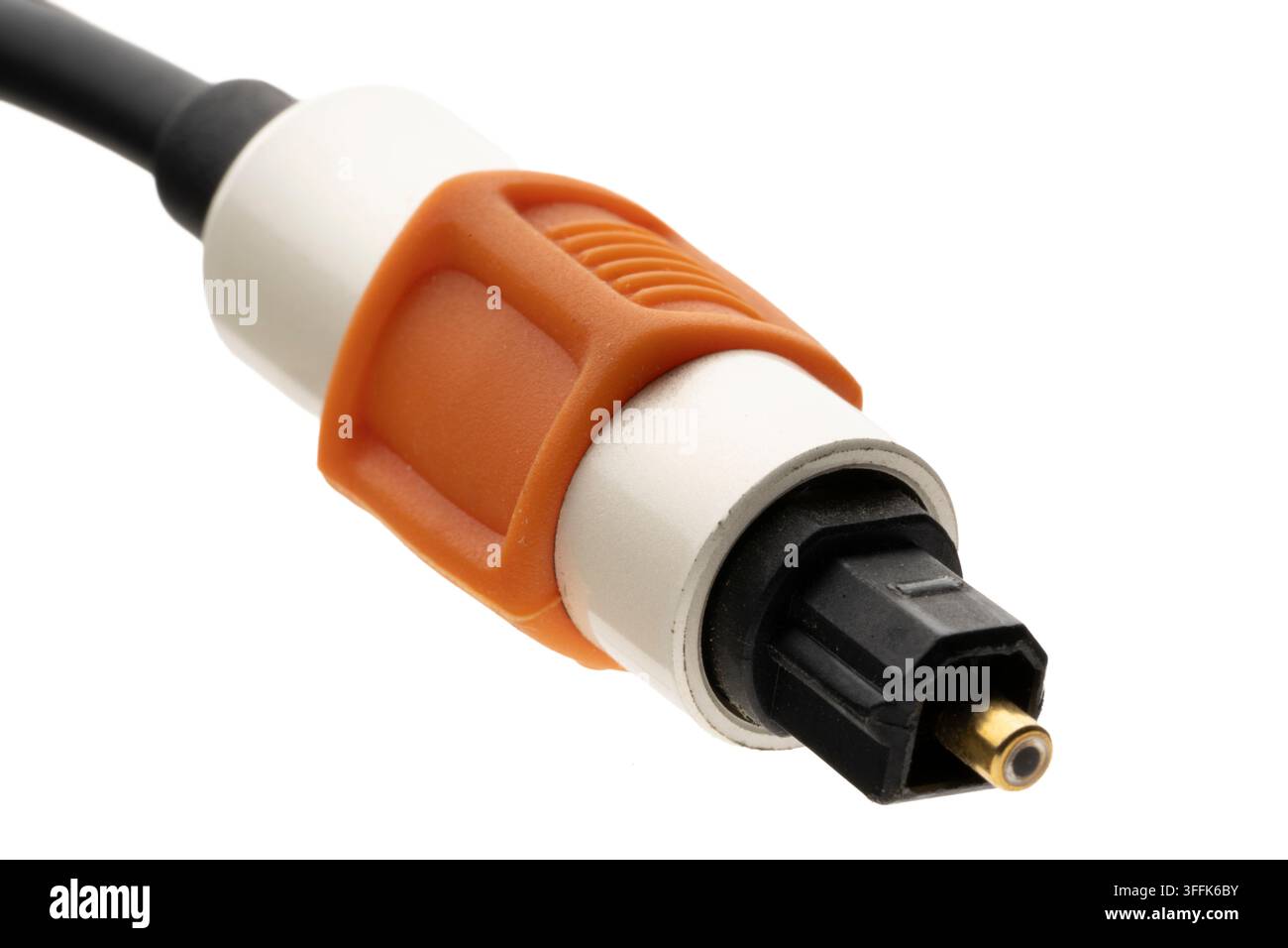 Nahaufnahme des Kopfs eines TOSLINK-optischen Audiokabels mit vergoldetem Metallverbinder für hochauflösende digitale Klangübertragung. Stockfoto