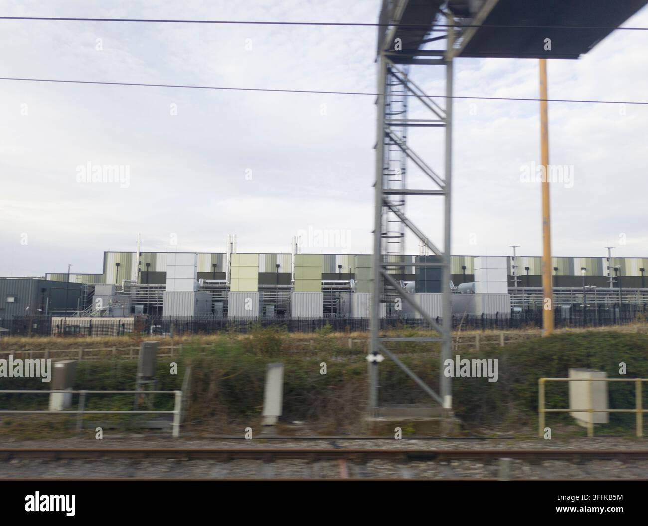Das Amazon Web Services (AWS)-Rechenzentrumsprojekt westlich von Didcot, Oxfordshire, gesehen von der GWR-Hauptstrecke im September 2026. - Smartphone-aufgenommenes Stockfoto