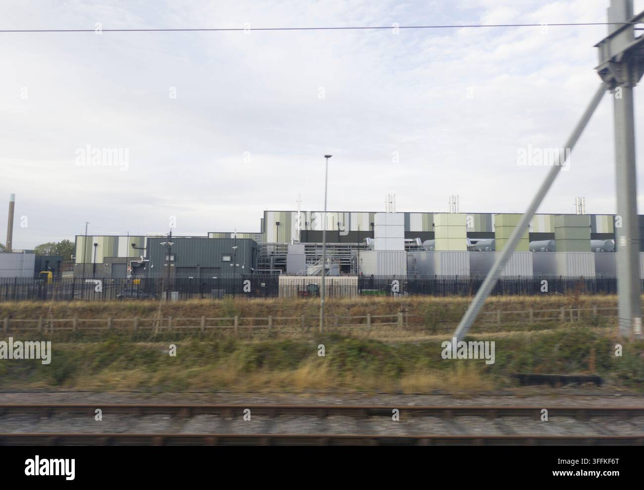 Das Amazon Web Services (AWS)-Rechenzentrumsprojekt westlich von Didcot, Oxfordshire, gesehen von der GWR-Hauptstrecke im September 2026. Stockfoto
