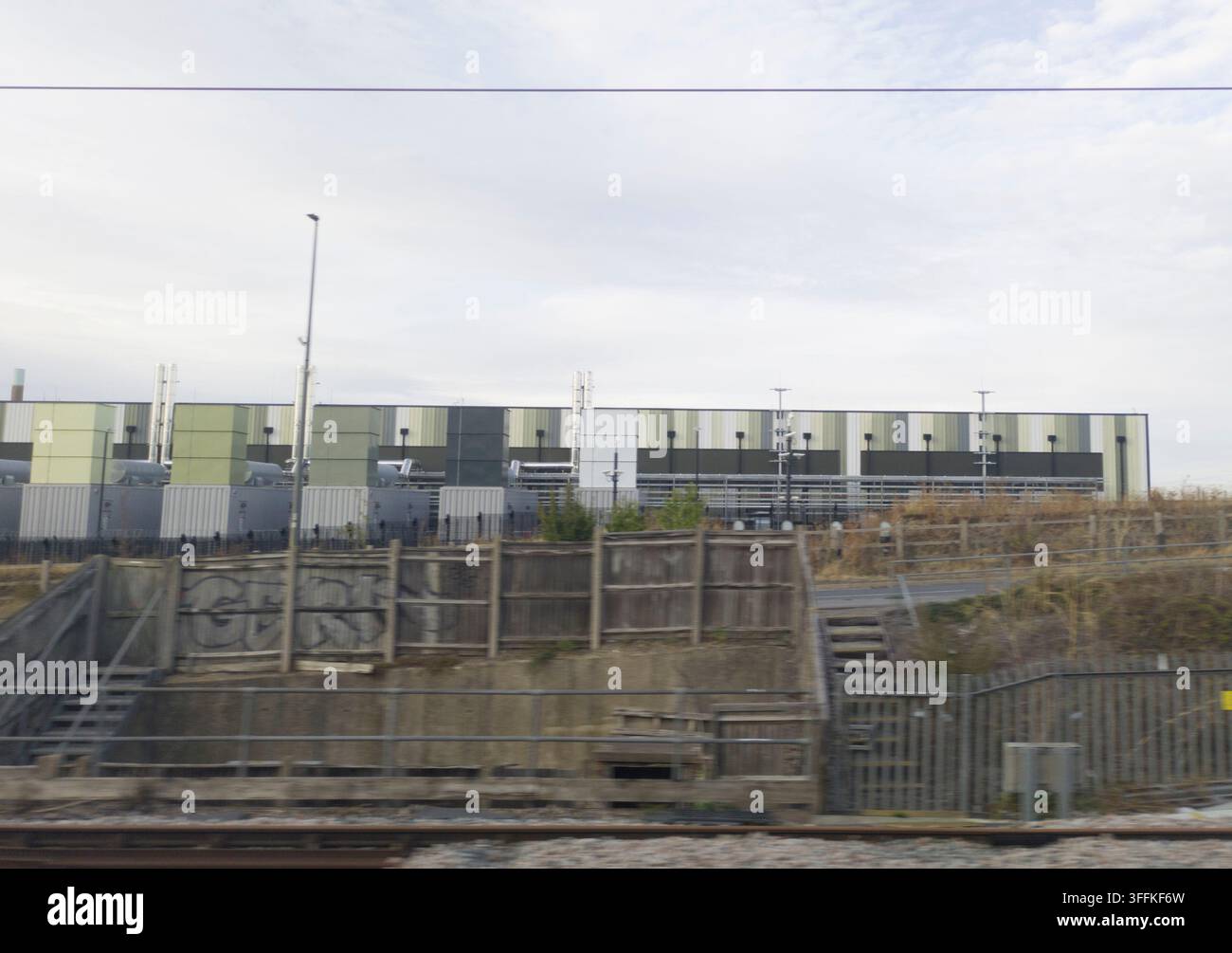 Das Amazon Web Services (AWS)-Rechenzentrumsprojekt westlich von Didcot, Oxfordshire, gesehen von der GWR-Hauptstrecke im September 2026. - Smartphone-aufgenommenes Stockfoto