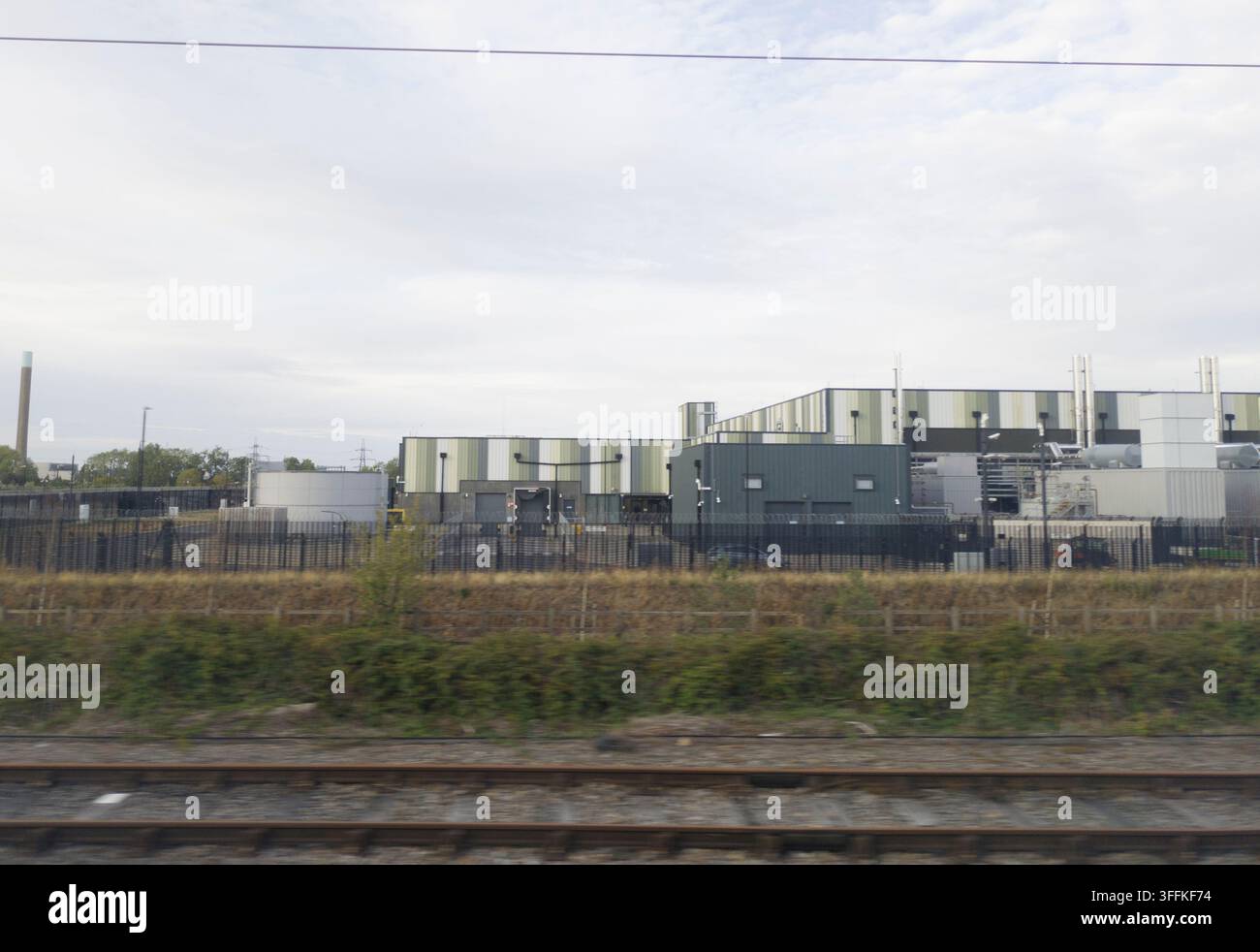 Das Amazon Web Services (AWS)-Rechenzentrumsprojekt westlich von Didcot, Oxfordshire, gesehen von der GWR-Hauptstrecke im September 2026. Stockfoto