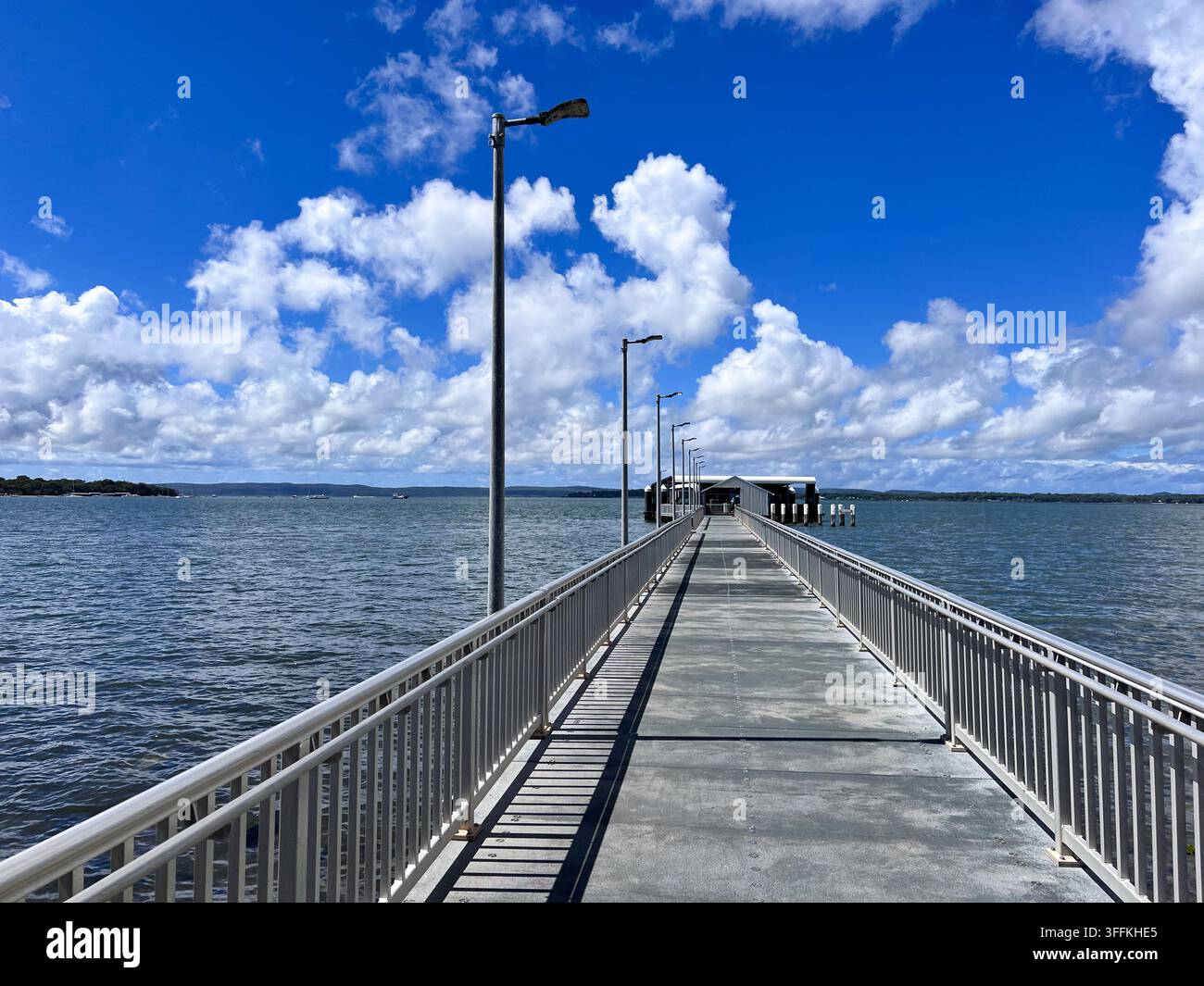 Victoria Point Jetty in Victoria Point Queensland Australien. Er wurde errichtet, um die kleine Passagierfähre nach Coochiemudlo Island sowie private Stockfoto