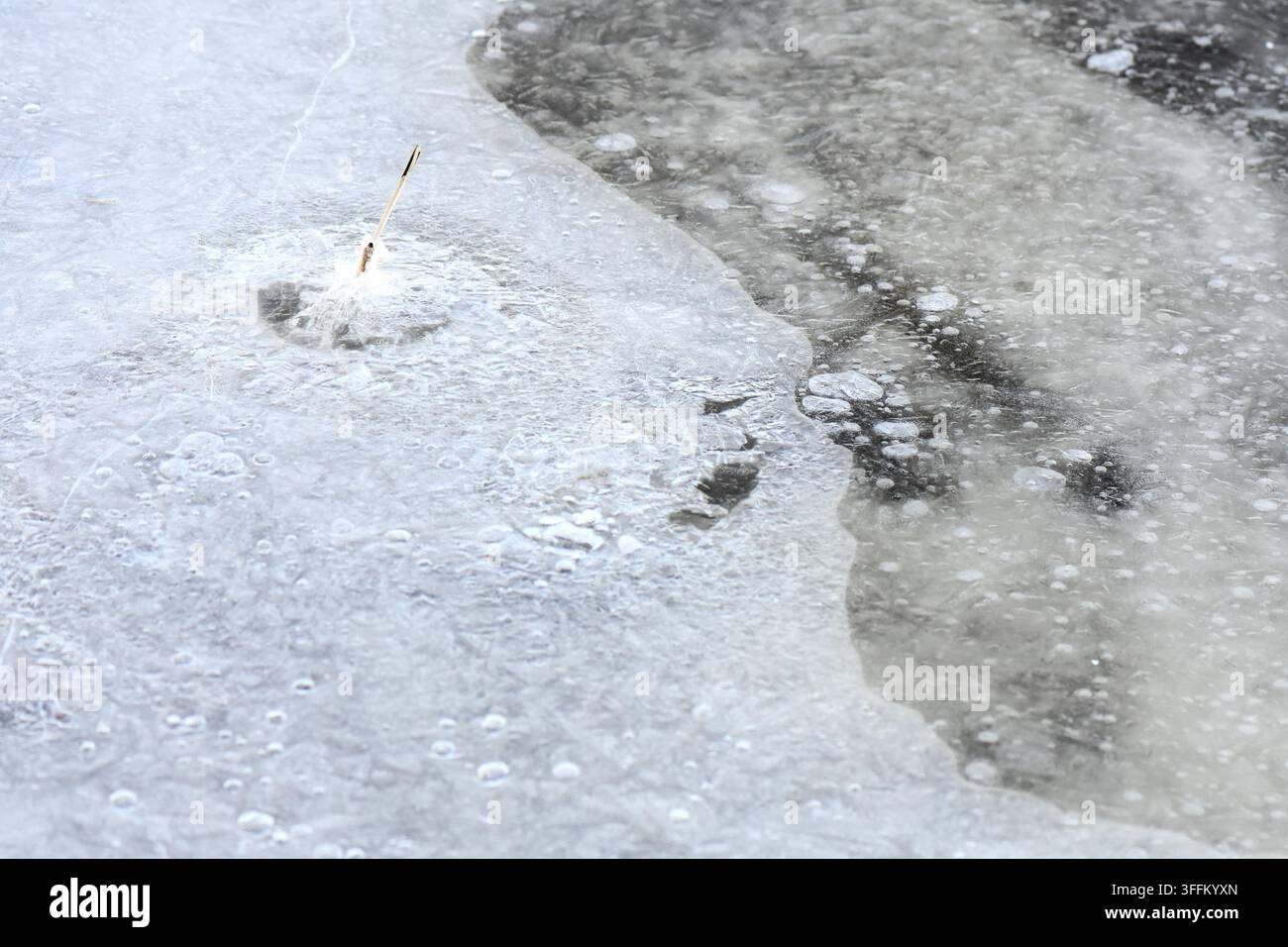 Eisstruktur auf dem See Stockfoto