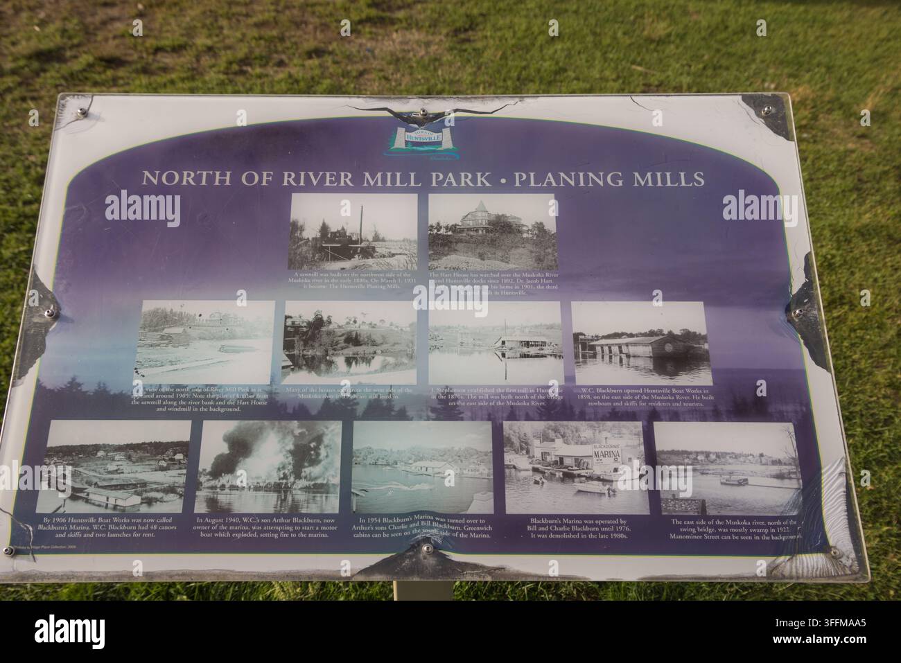Ein historisches Informationsschild im River Mill Park in Huntsville, Ontario, zeigt Bilder und Beschreibungen der Sägemühlen des Gebiets. Dieser Ausweg Stockfoto