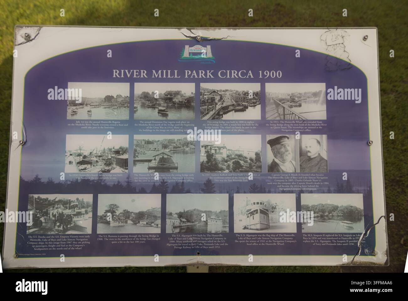 Ein historisches Informationsschild im River Mill Park in Huntsville, Ontario, zeigt Bilder und Beschreibungen der Sägemühlen des Gebiets. Dieser Ausweg Stockfoto