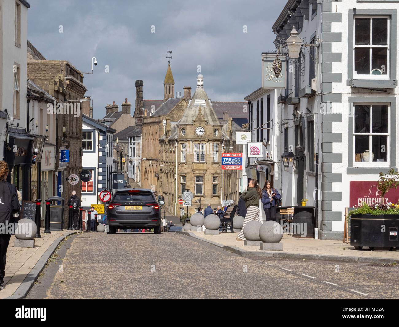 Die Hauptstraße in Clitheroe, Ribble Valley, Lancashire, UK, die hinunter zum viktorianischen Bibliotheksgebäude führt. Stockfoto
