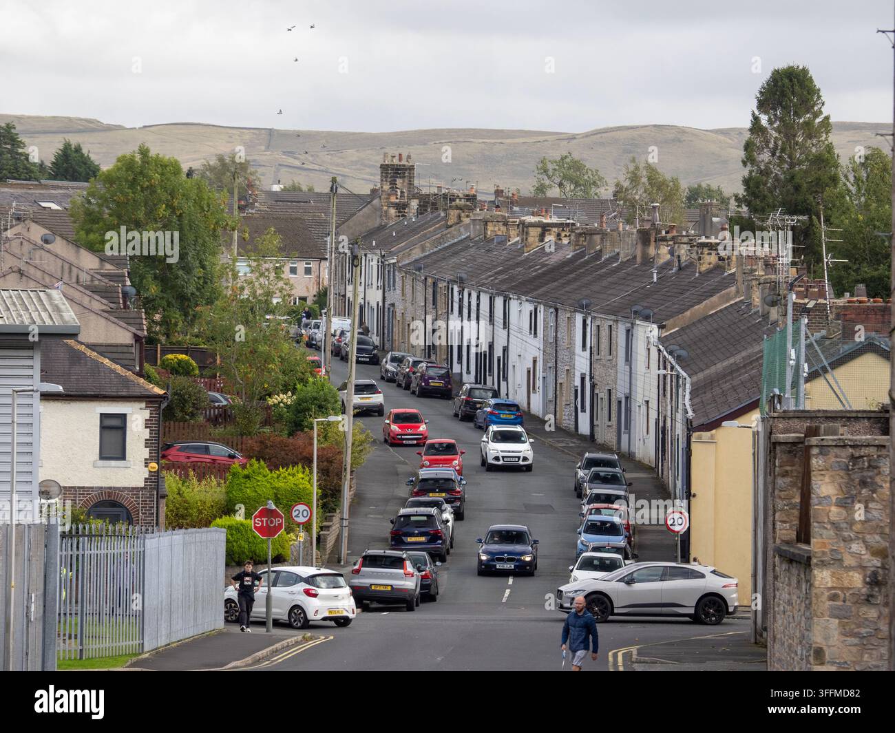 Brownlow Street in Clitheroe, Ribble Valley, Lancashire, UK, mit Blick nach oben zum Pendle Hill. Stockfoto