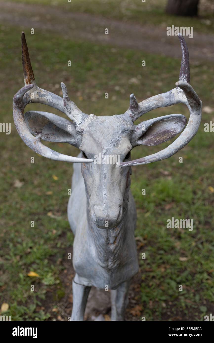 Eine antike Metallhirsch-Skulptur, Nahaufnahme. Stockfoto