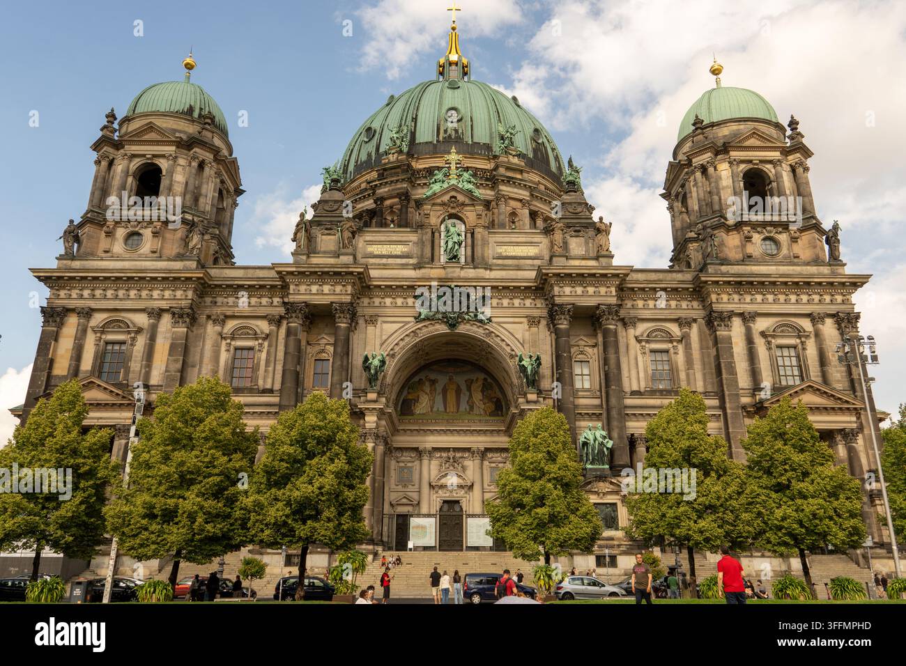 Touristen auf den Stufen des Berliner Doms (Berliner Dom) mit grünen Kupferkuppeln auf der Museumsinsel, Sommertag in Berlin, Deutschland Stockfoto