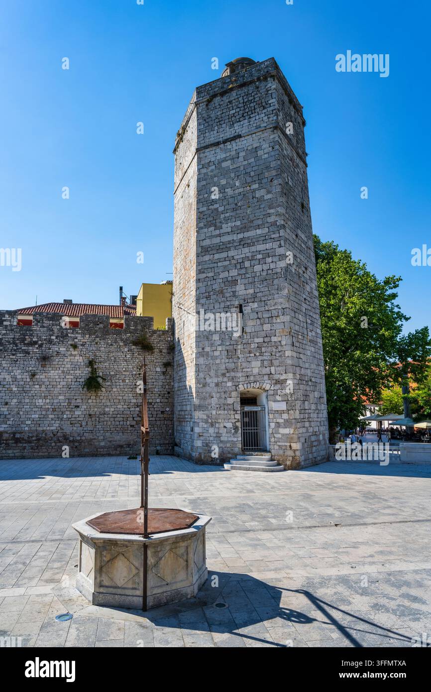KapitänsTurm, Teil der Befestigung und ehemaligen Gefängnis, auf dem Platz Der Fünf Brunnen im historischen Zentrum von Zadar an der dalmatinischen Küste Kroatiens Stockfoto
